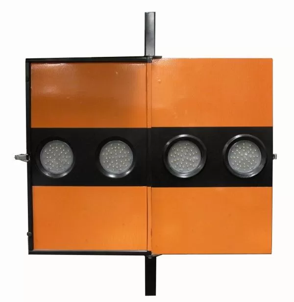 Opposite face of the arrowboard, four amber lamps set in a black band across the orange panels