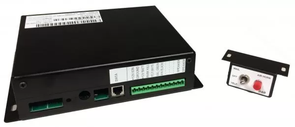 D&R ES6200-IQ compact electronic siren system with black amplifier, terminal strips and Wail/Yelp air horn remote
