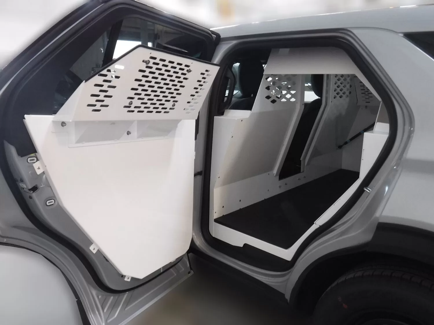 D&R 934-0887A full K9 kennel for the Ford Interceptor Utility, rear door open on the white insert